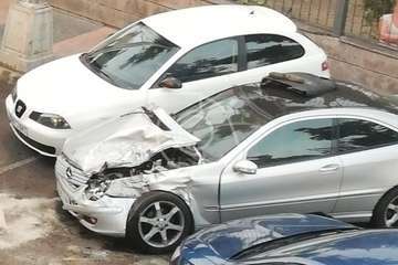 Un vehículo se sale de la vía en San Juan y se monta sobre otro que estaba aparcado (Foto TA)