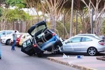 Un vehículo se sale de la vía en San Juan y se monta sobre otro que estaba aparcado (Foto TA)
