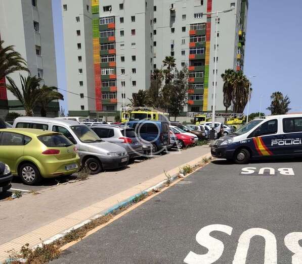 Bomberos y policías en la zona (Foto TA)