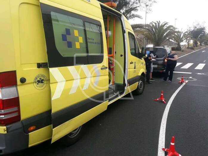 Imagen de efectivos de la Policía Local y de una ambulancia del SUC, en el lugar del accidente/TA.