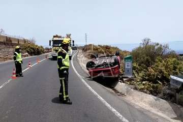Un turismo vuelca en la carretera de Telde a Cuatro Puertas y el conductor sale ileso/TA.
