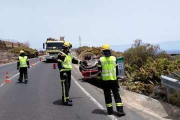 Un turismo vuelca en la carretera de Telde a Cuatro Puertas y el conductor sale ileso/TA.
