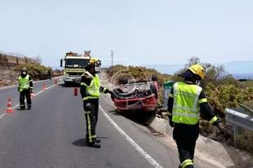 Un turismo vuelca en la carretera de Telde a Cuatro Puertas y el conductor sale ileso/TA.
