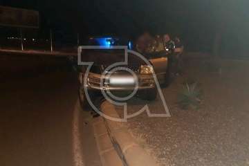 Un todoterreno se monta sobre la rotonda de El Goro tras circular de forma zigzagueante por la GC-1/TA.