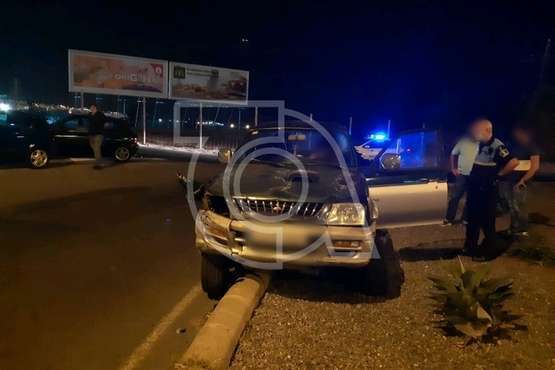 Un todoterreno se monta sobre la rotonda de El Goro tras circular de forma zigzagueante por la GC-1/TA.