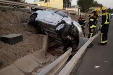 Un turismo vuelca en la GC-1, a la altura de Gando, tras salirse de la vía/TA.