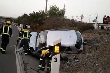 Un turismo vuelca en la GC-1, a la altura de Gando, tras salirse de la vía/TA.