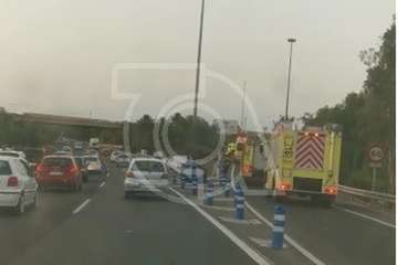 Un turismo vuelca en la GC-1, a la altura de Gando, tras salirse de la vía/TA.