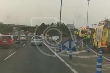 Un turismo vuelca en la GC-1, a la altura de Gando, tras salirse de la vía/TA.