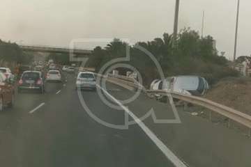 Un turismo vuelca en la GC-1, a la altura de Gando, tras salirse de la vía/TA.