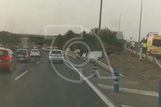 Un turismo vuelca en la GC-1, a la altura de Gando, tras salirse de la vía/TA.