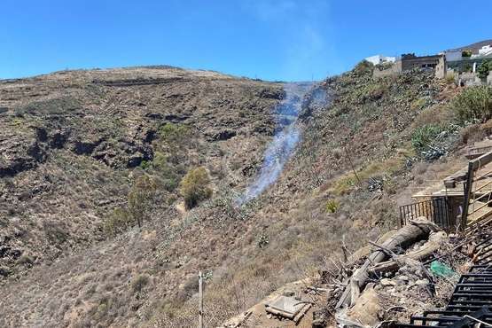 Fuego en una ladera de Lomo Magullo/TA.