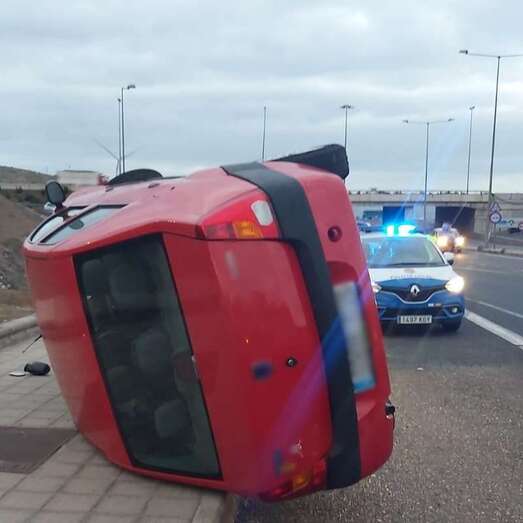 El vehículo volcado/Policía Local LP.