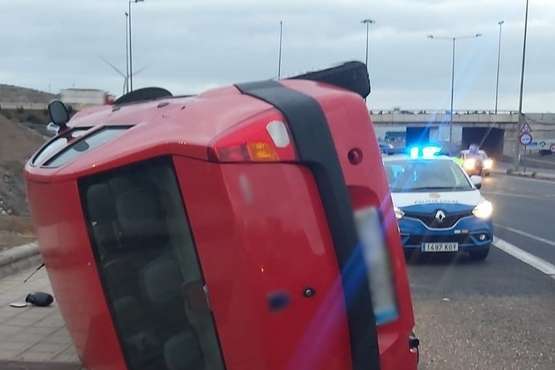 Vuelco de un turismo en la entrada al Valle de Jinámar desde la GC-1/Policía Local LPGC.
