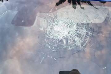 Una pedrada lanzada por unos niños rompe el parabrisas de un taxis en Jinámar/TA.