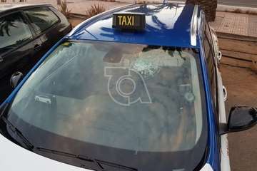 Una pedrada lanzada por unos niños rompe el parabrisas de un taxis en Jinámar/TA.