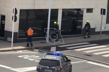 Bomberos acuden a sofocar un incendio en una nave industrial de Salinetas/TA.