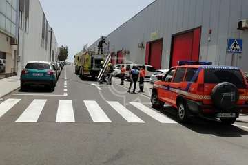 Bomberos acuden a sofocar un incendio en una nave industrial de Salinetas/TA.