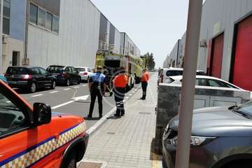 Bomberos acuden a sofocar un incendio en una nave industrial de Salinetas/TA.
