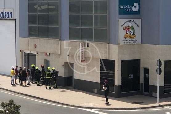 Bomberos acuden a sofocar un incendio en una nave industrial de Salinetas/TA.