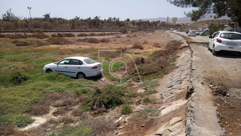 Imagen del vehículo que cayó al barranquillo canalizado al sur de la playa de Ojos de Garza/TA.