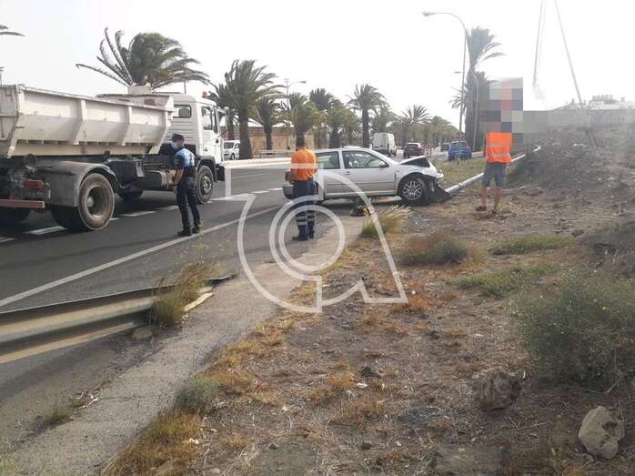 El vehículo impactó contra la farola/TA.