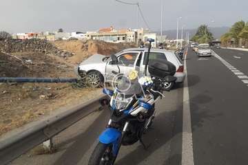  Un vehículo tumba una farola del alumbrado de la Avenida del Cabildo/TA.