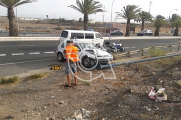  Un vehículo tumba una farola del alumbrado de la Avenida del Cabildo/TA.