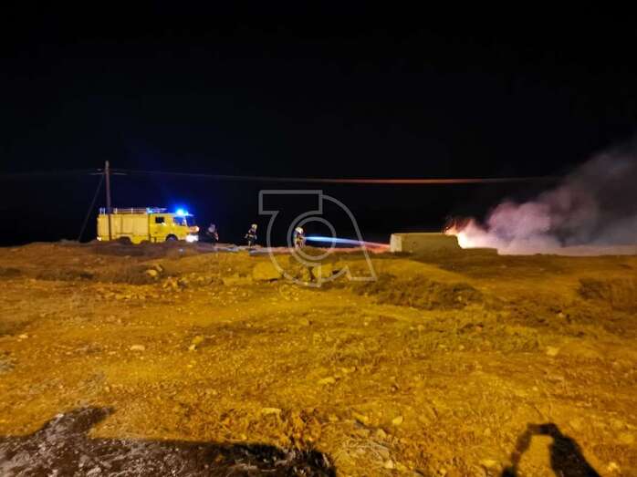 Los bomberos interviniendo en la zona/TA.