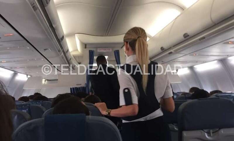 El pasajero fue detenido y desalojado de la aeronave por la Guardia Civil (Foto TA)