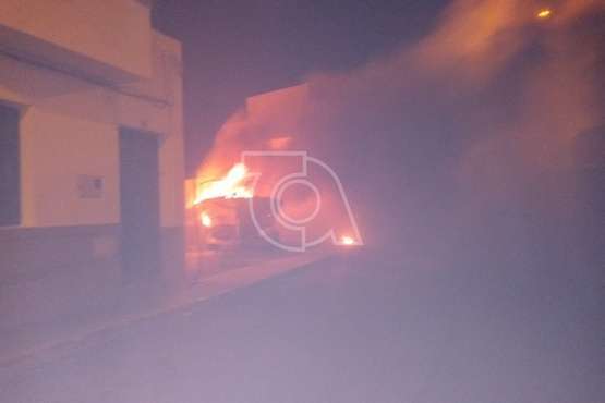 El incendio de una embarcación de recreo alarma de madrugada a Lomo Magullo/TA.