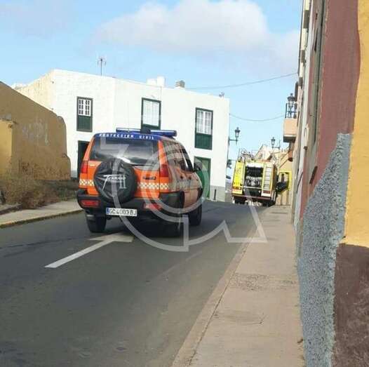 Los bomberos, en el lugar del incendio (Foto TA)