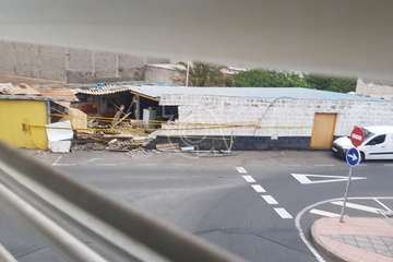Un coche se estampa de madrugada contra un muro en El Cascajo de Jinámar/TA.