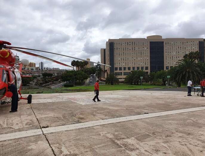 El helicóptero del GES en la helisuperficie del Hospital Doctor Negrín/TA.