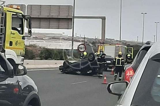 Vuelco espectacular de un turismo en la GC-1, cerca del aeropuerto/TA.