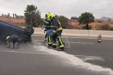 Vuelco espectacular de un turismo en la GC-1, cerca del aeropuerto/TA.