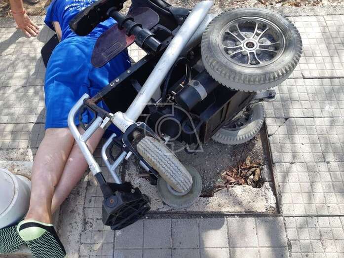 El joven caído sobre la acera junto a su silla de ruedas/TA.