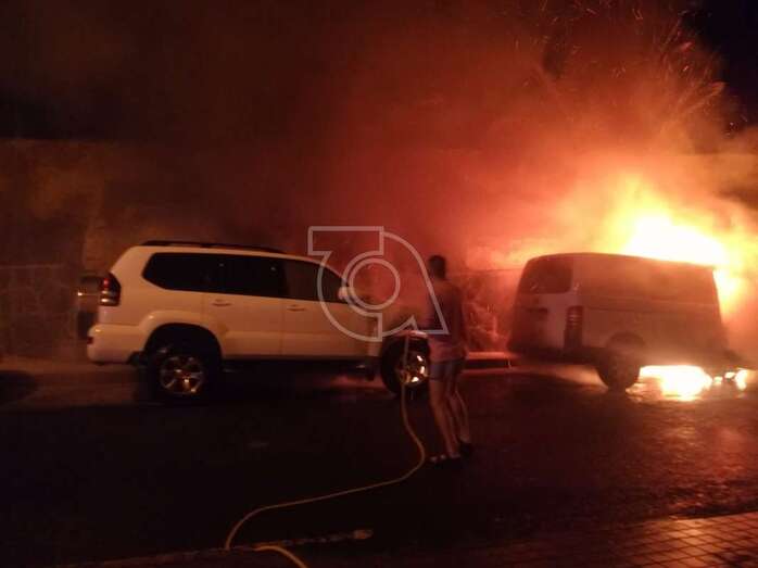 Un vecino trata de sofocar el fuego con una manguera/TA.