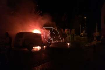 Arden dos vehículos de madrugada en Lomo Bristol, en un incendio que los vecinos creen 