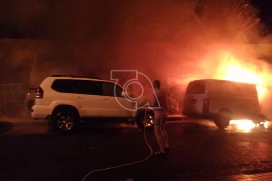 Arden dos vehículos de madrugada en Lomo Bristol, en un incendio que los vecinos creen 