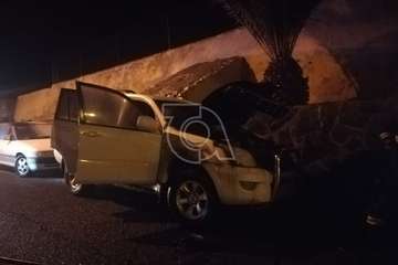 Arden dos vehículos de madrugada en Lomo Bristol, en un incendio que los vecinos creen 