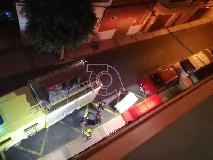 Imagen de los bomberos en el exterior del inmueble/TA.