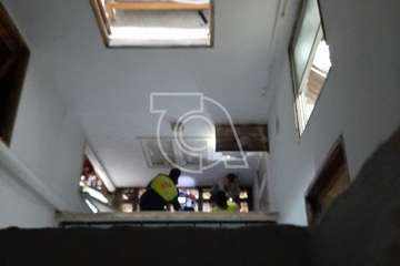 La Policía Nacional investiga la caída de una mujer al patio de luz desde la tercera planta de un edificio/TA.