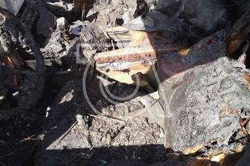 Imágenes de algunos de los vehículos afectados por los incendios en el parquin de Arnao y solar de Punto Fielato/TA.