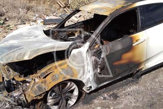 Imágenes de algunos de los vehículos afectados por los incendios en el parquin de Arnao y solar de Punto Fielato/TA.