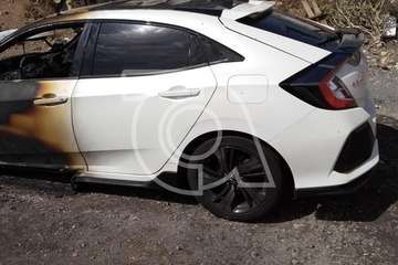 Imágenes de algunos de los vehículos afectados por los incendios en el parquin de Arnao y solar de Punto Fielato/TA.