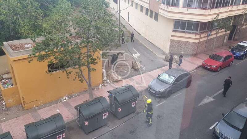 Bomberos y policías nacionales en el lugar del incendio/TA.