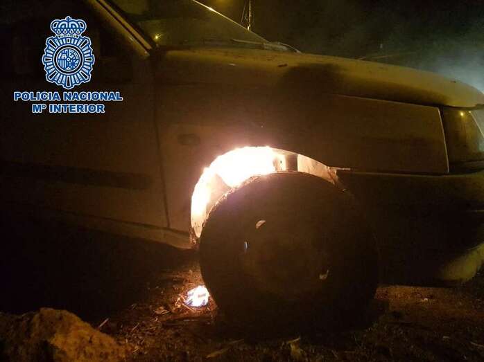 Uno de los vehículos incendiados/TA.