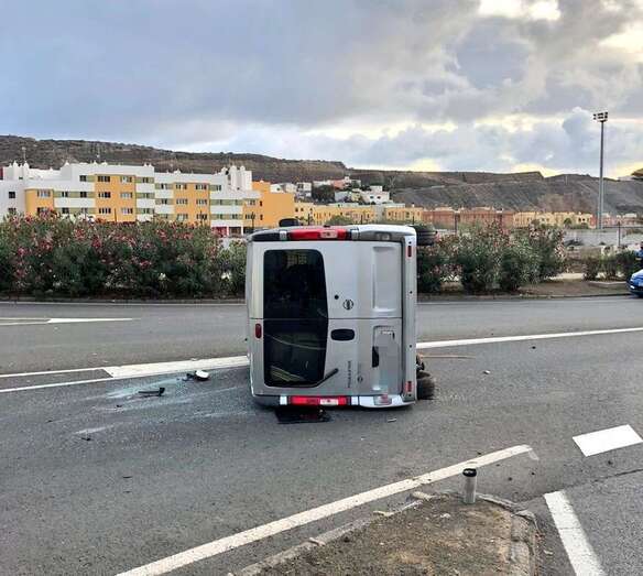 Estado en que quedó la furgoneta accidentada/PLGC.