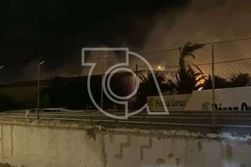 Aparatoso incendio de unos invernaderos en Las Remudas, junto a la GC-1/TA.